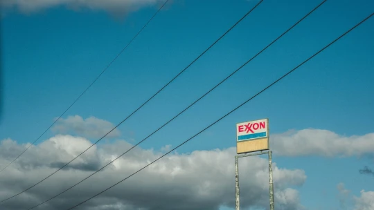 Ropný gigant Exxon jako součást energetické transformace. Investuje do snižování skleníkových plynů