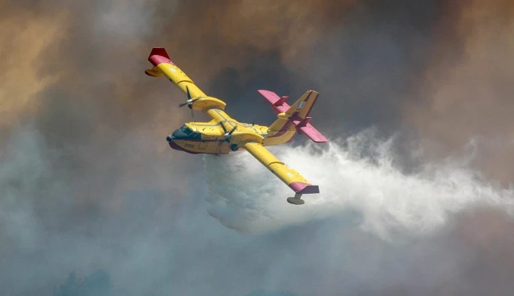 Letadlo hasící lesní požár v Řecku