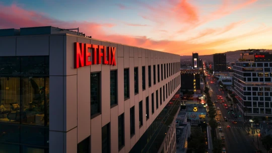 Netflix upevňuje pozici streamovací jedničky. Ve čtvrtletí zvýšil tržby i zisk