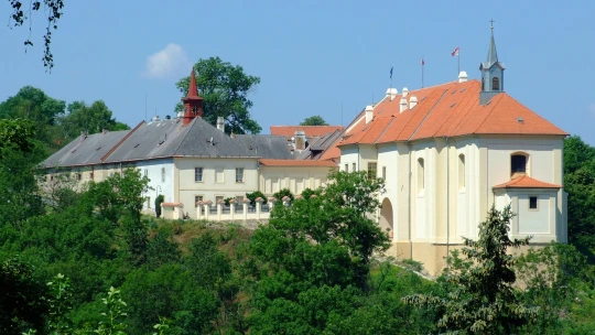 Guide to Nižbor: Perla na Berounce s tradicí špičkového byznysu