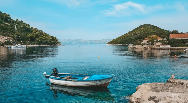Loďka u chorvatského ostrova Mljet