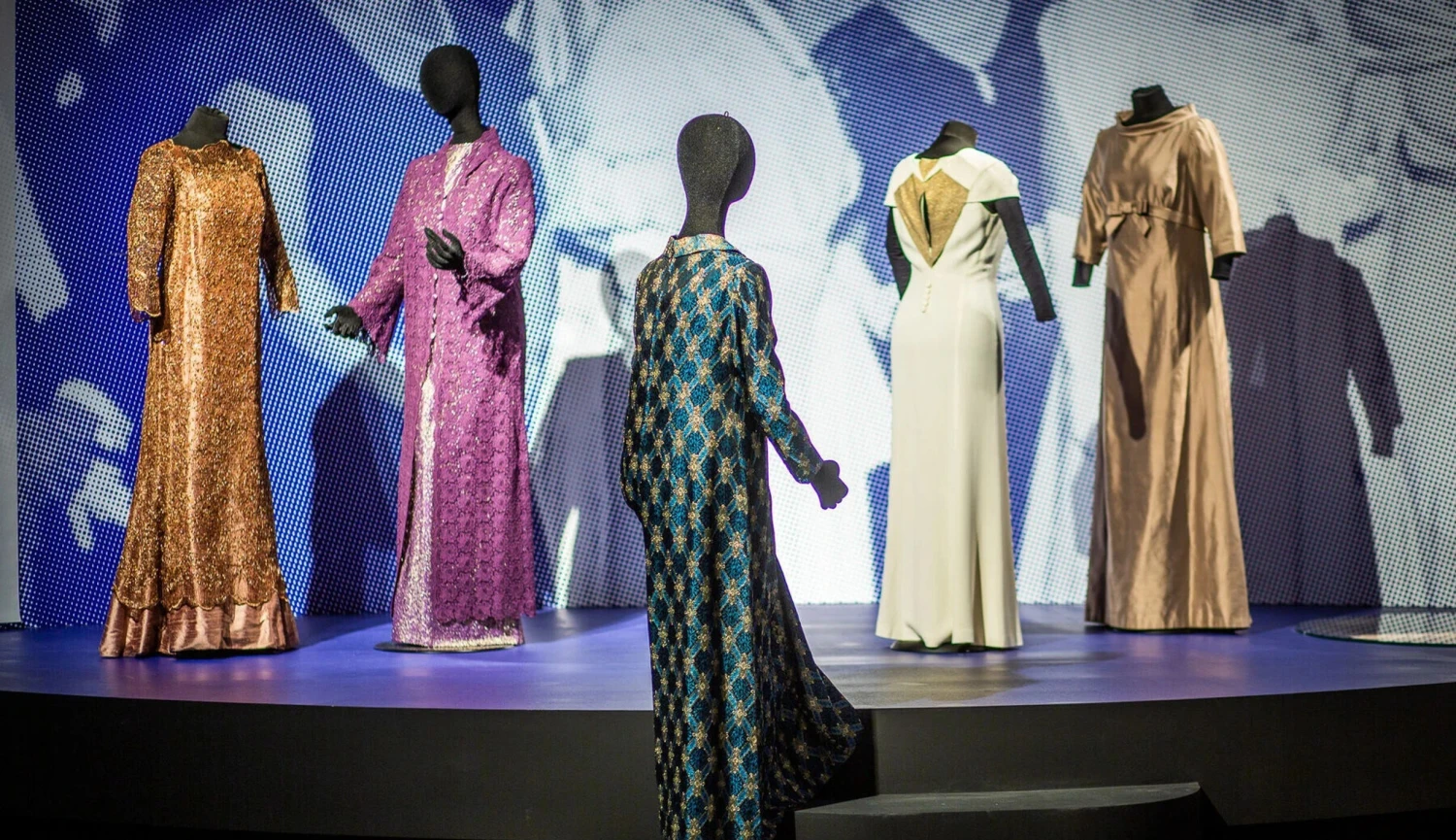 Šaty Hepburn i princezny Diany. Irské muzeum oslavuje nejen hollywoodský šarm