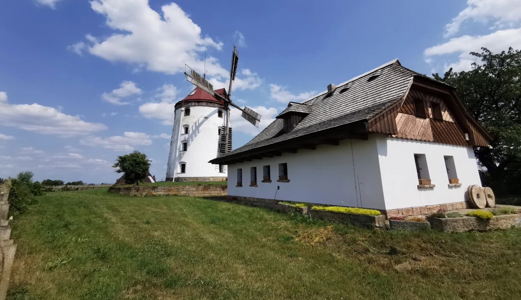 Guide to Kokořín: V parných dnech do chladu skal i za obřím větrákem