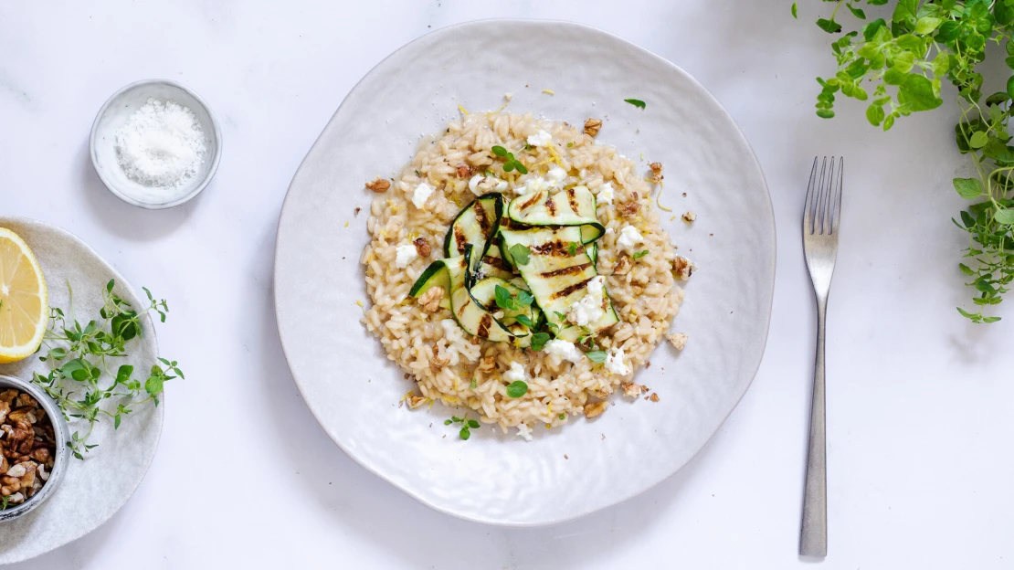 Italská klasika netradičně. Osvěžte risotto citronem a přidejte cuketu