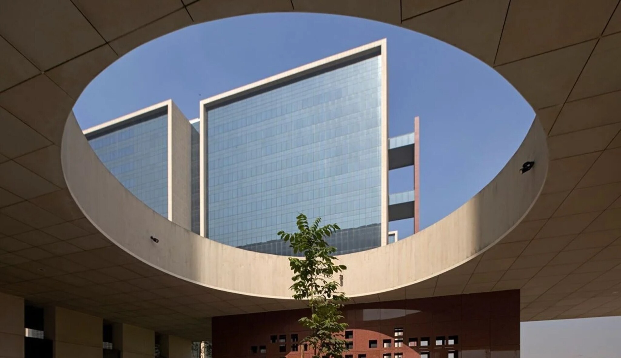 Město diamantů. Nová kancelářská budova v Indii je větší než Pentagon