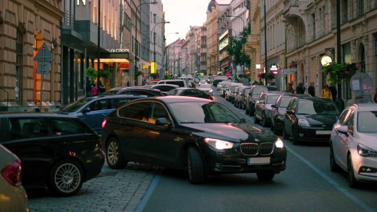 V Praze jezdí hlavně auta na benzin. Těch s alternativním pohonem jsou jen procenta