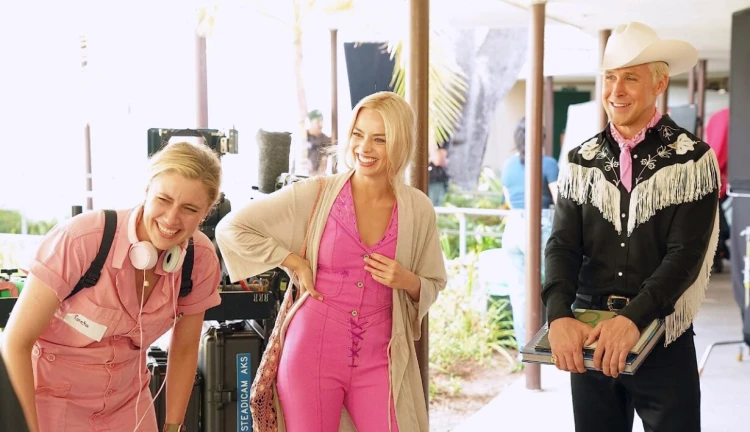 Greta Gerwig, Margot Robbie a Ryan Gosling při natáčení Barbie