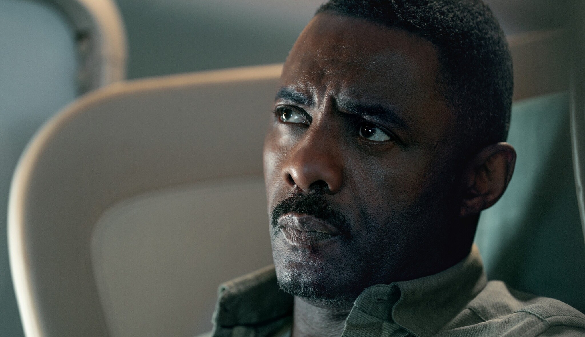 Únos letadla s Idrisem Elbou nenechá vydechnout. Trpí ale na klišé