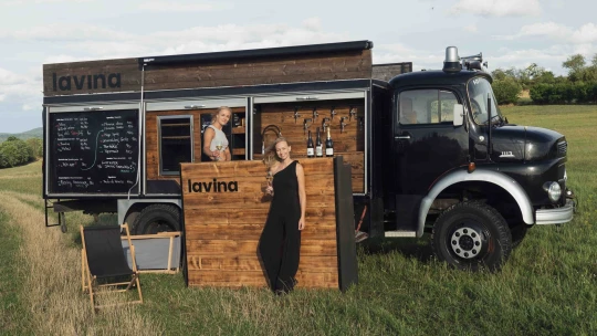 Blondýnky z&nbsp;winetrucku. Nomádský život se změnil na putování s&nbsp;vínem