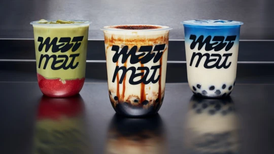 Bubble tea jako nápoj teenagerů? Nový podnik u&nbsp;žižkovské věže mýtus vyvrací