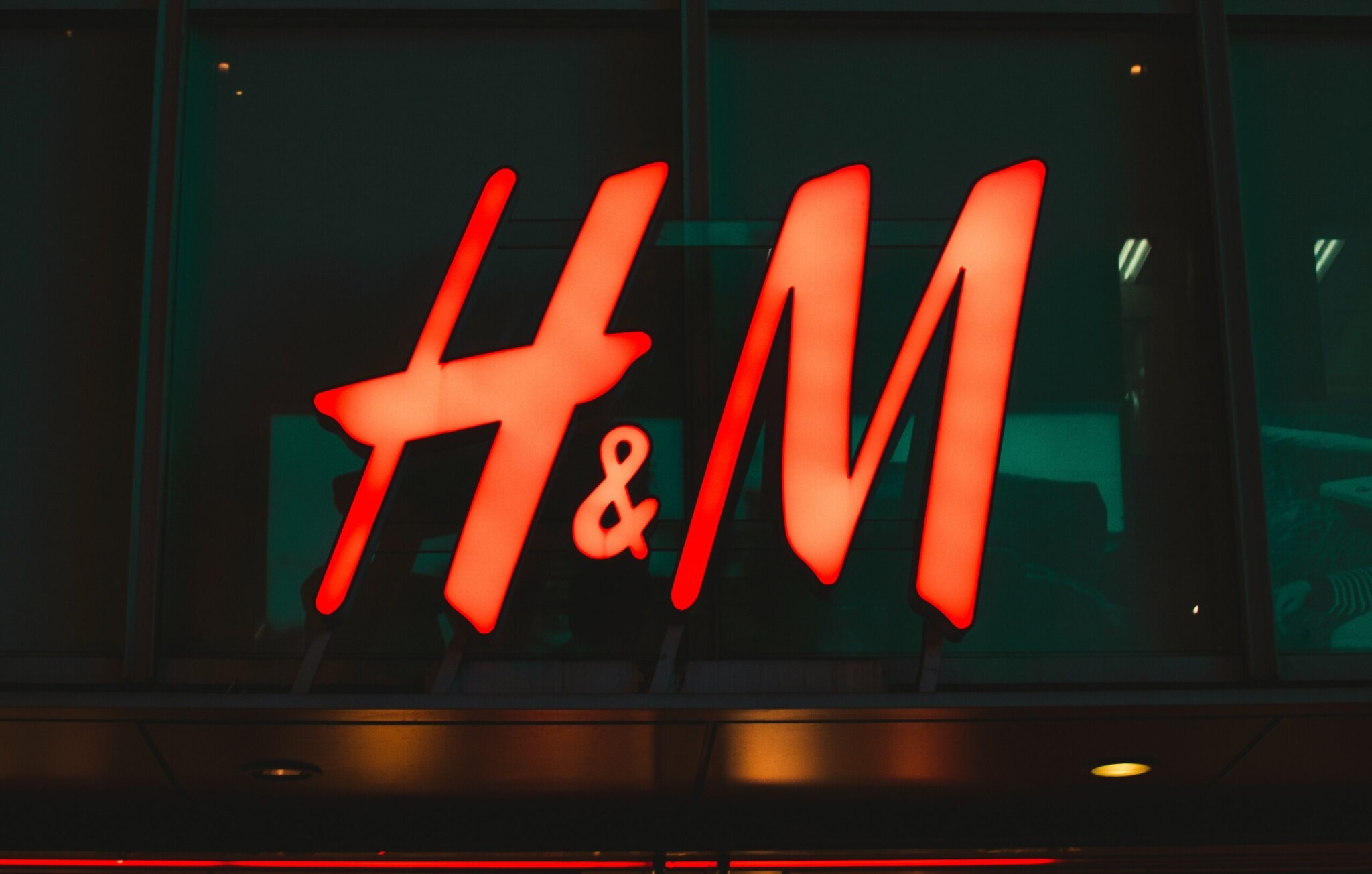 H&M zpochybnila roční výhled marží a čeká pokles tržeb. Akcie ztrácejí