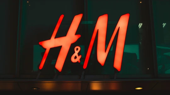 H&#038;M zpochybnila roční výhled marží a čeká pokles tržeb. Akcie ztrácejí