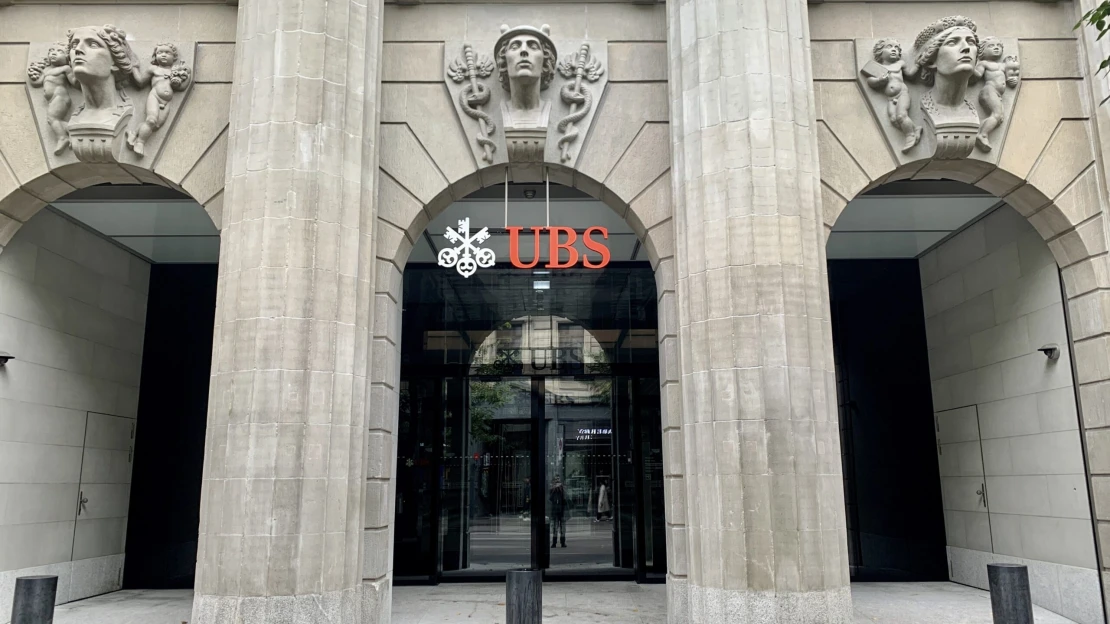 Švýcarská banka UBS snížila čtvrtletní ztrátu. Obnoví odkup svých akcií