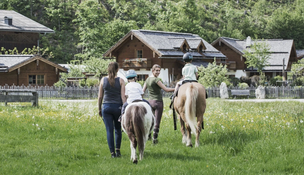 Fondue, vířivka, poníci. V Rakousku udělali z farmy ráj pro rodiče i děti