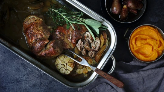 Ani pivo, ani víno. Dokonalou pečínku podlijte ciderem a&nbsp;doplňte dýňovým pyré