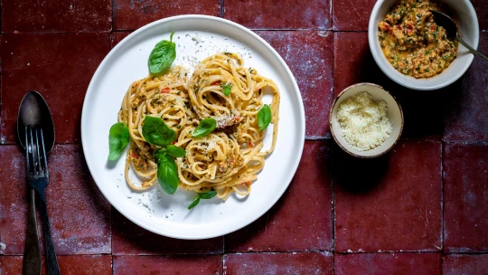 Pesto není pasta. Naučte se letní sicilské pesto z&nbsp;čerstvých rajčat &amp; mandlí