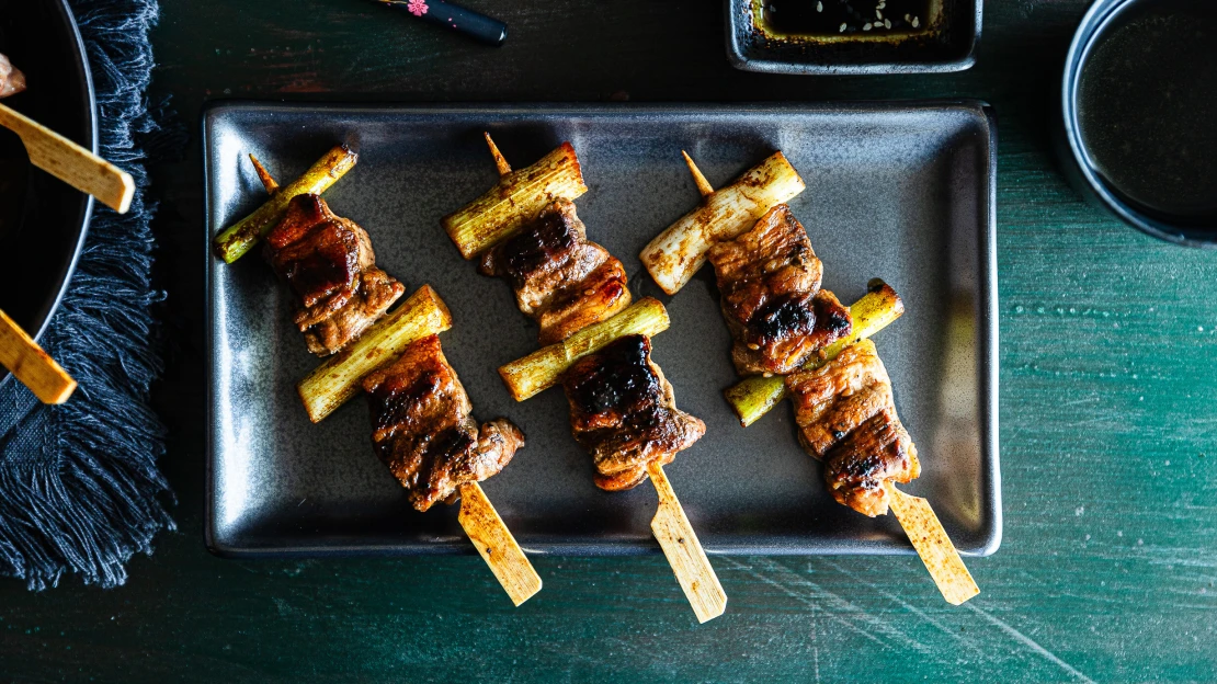 Gastro lekce japonštiny. Šťavnaté špízy kushiyaki s omáčkou yakiniku