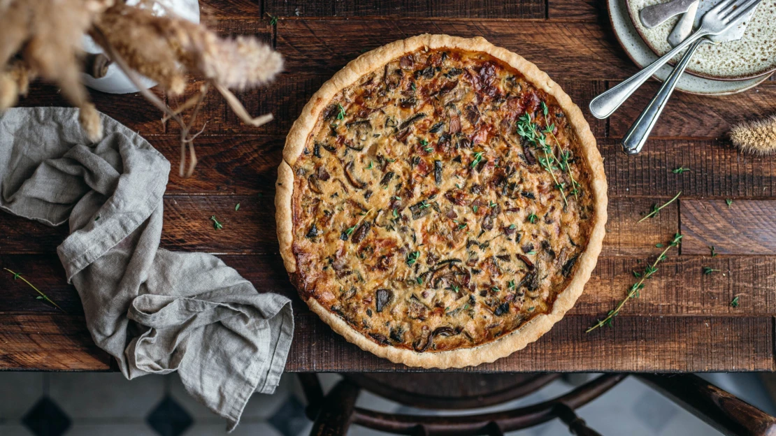 Bohatá chuť & jemná struktura. Vyzkoušejte houbový quiche s výrazným sýrem Gruyère