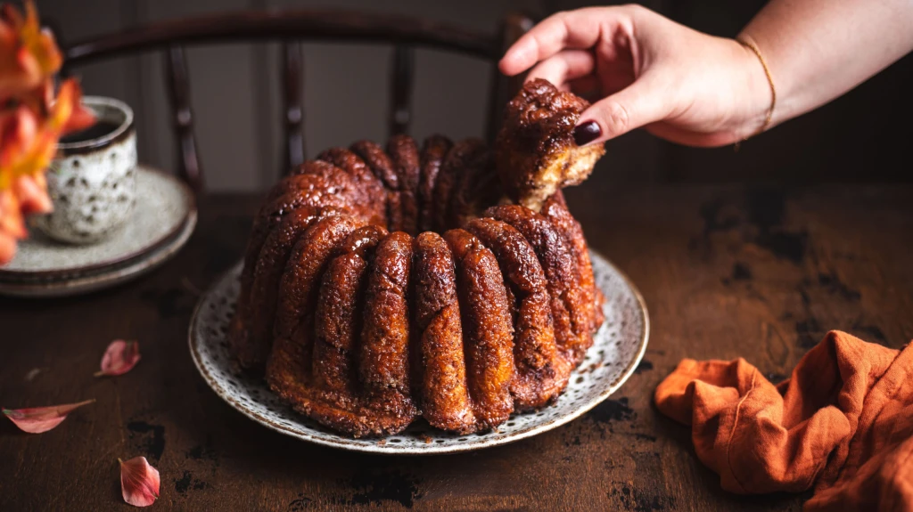 Příbor nebudete potřebovat. Monkey bread chutná nejlépe teplý a&nbsp;rovnou rukama