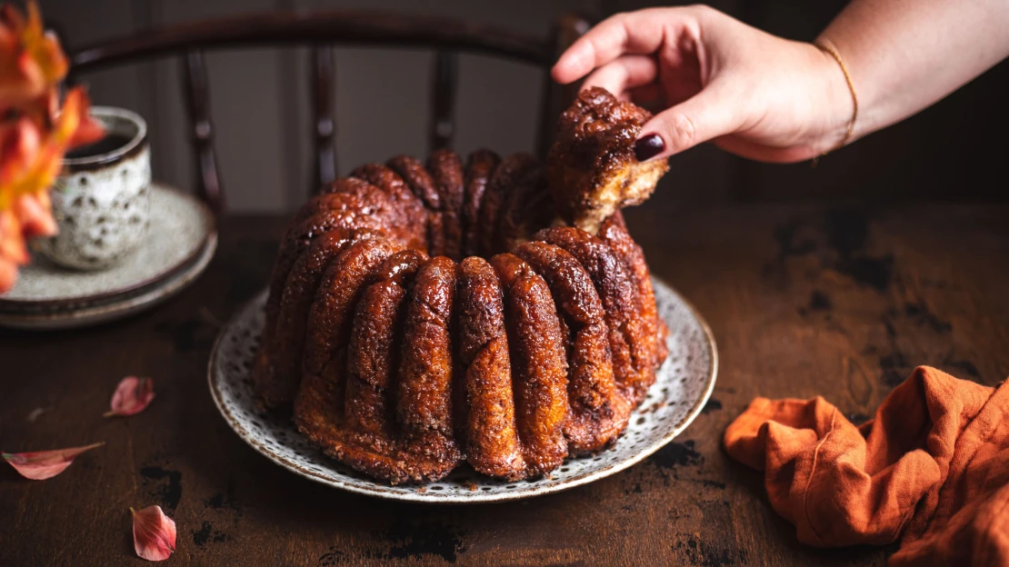 Příbor nebudete potřebovat. Monkey bread chutná nejlépe teplý a rovnou rukama