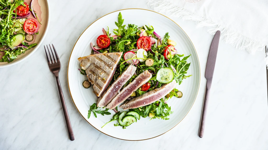 Šťavnatý steak ze hbitého tuňáka: s lehkým salátem je za pár minut na talíři