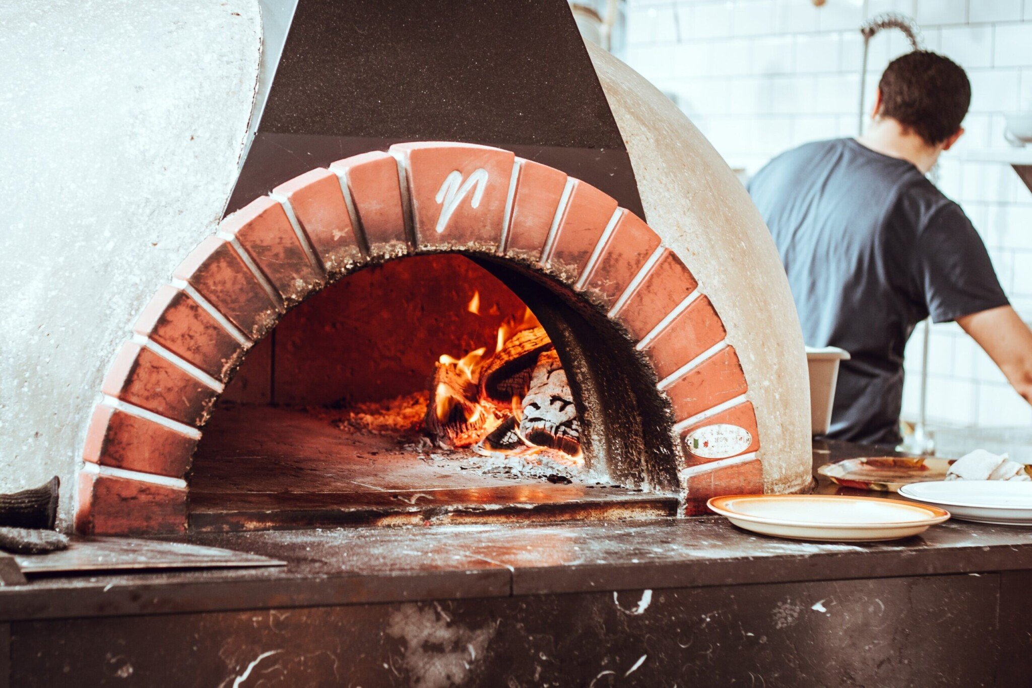 New York, pizza a klimatičtí pokrytci. Co odkrývá spor o tradiční pece na dřevo a uhlí?