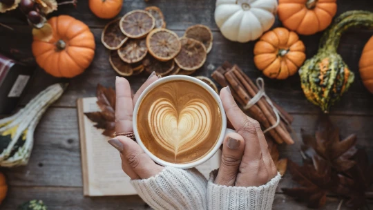 Milionová podzimní tradice. Na čem stojí fenomén Pumpkin Spice Latte?