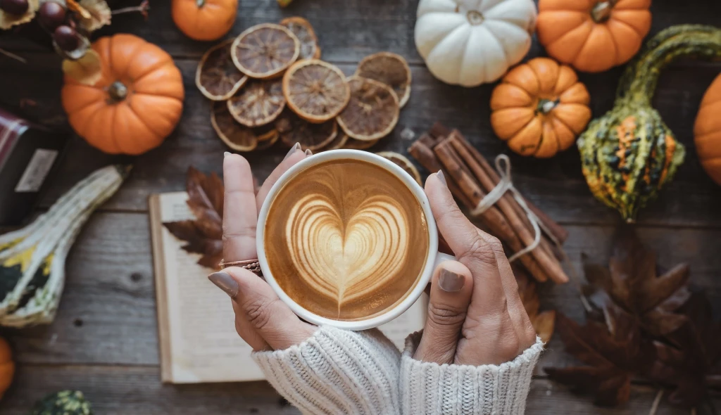 Milionová podzimní tradice. Na čem stojí fenomén Pumpkin Spice Latte?