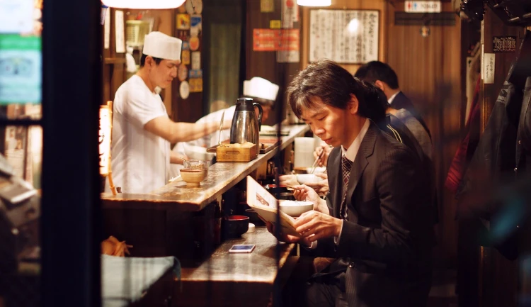 Muž v japonské restauraci