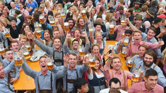 Zajímavosti o&nbsp;Oktoberfestu. Jak vznikl a jaká piva vlastně nabízí?