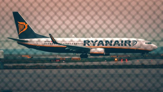 Ryanairu klesl zisk téměř o&nbsp;pětinu. Vliv mělo zlevňování letenek