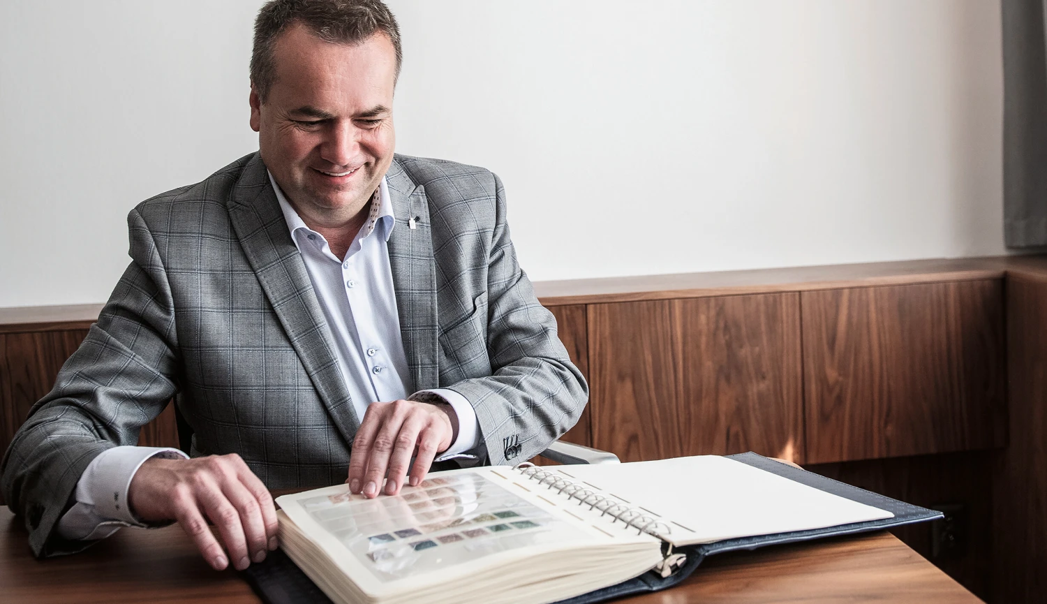 Prachy v kapse. Podnikatel a filatelista Tomáš Mádl líčí fascinující příběhy známek
