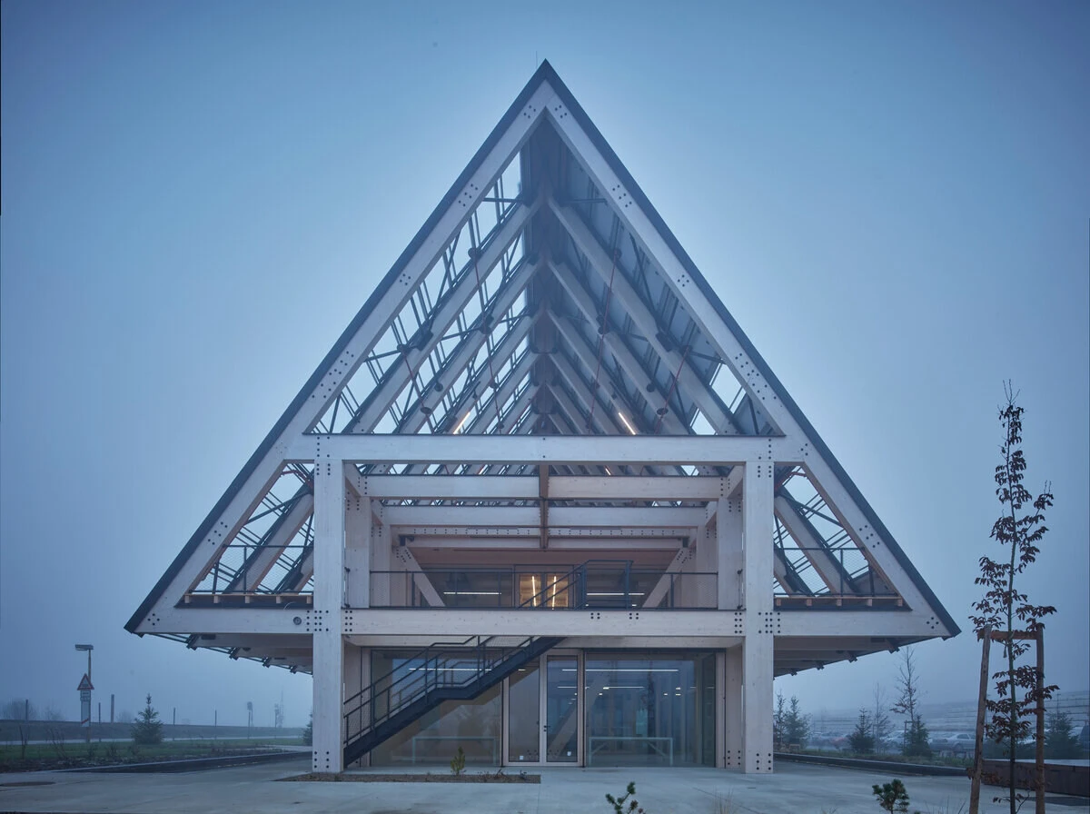 Dřevěné Áčko boduje. Sídlo Kloboucké lesní získalo cenu za architekturu