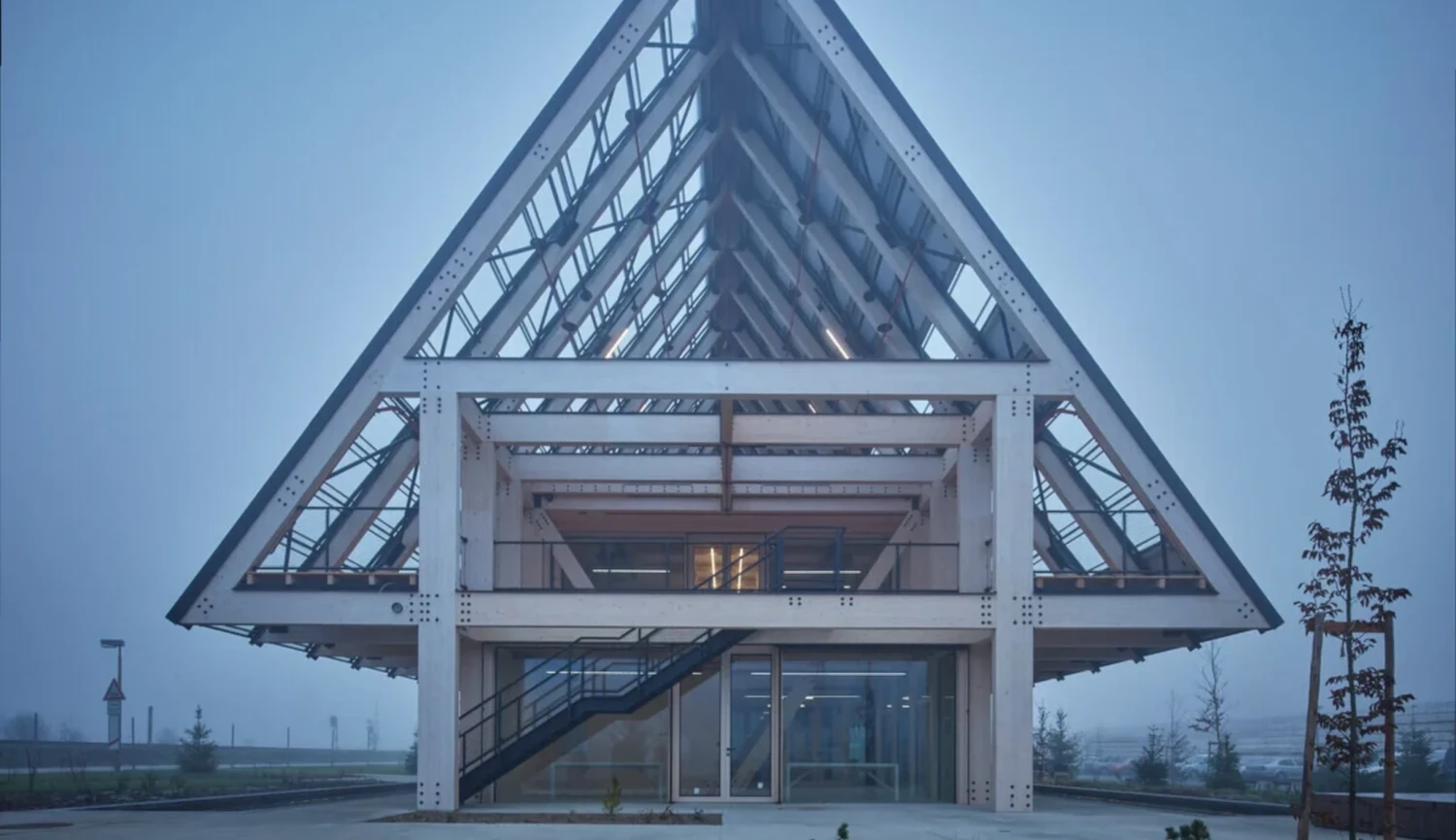 Dřevěné Áčko boduje. Sídlo Kloboucké lesní získalo cenu za architekturu