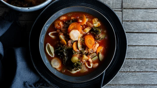 Polévka bez stálého receptu. Rozmanitá minestrone je přehlídkou sezonní zeleniny