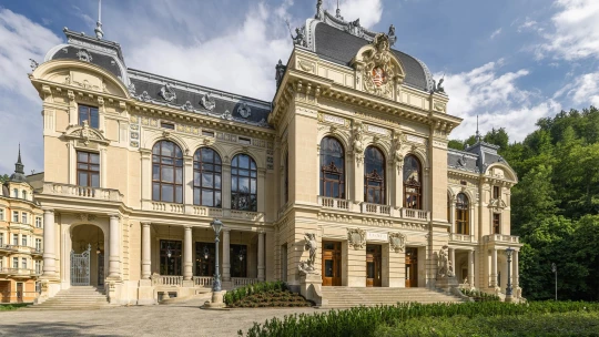 Becher, císař a&nbsp;Lepší Česko. Císařské lázně jsou chloubou Karlových Varů