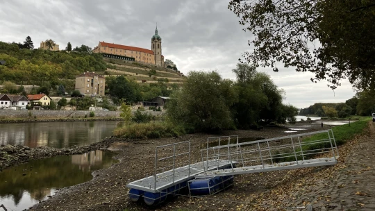 Do vyschlého Labe se vrátí voda a&nbsp;s&nbsp;ní i&nbsp;byznys. Jez se podařilo opravit