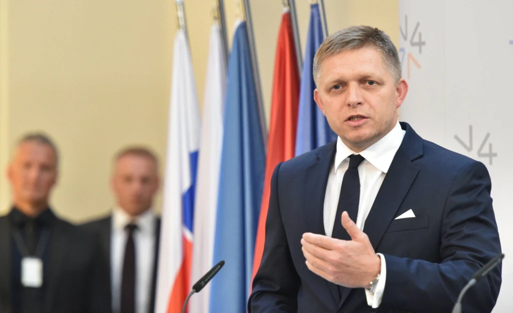 Slovenský premiér Robert Fico byl postřelen. Podle úřadu vlády je v&nbsp;ohrožení života