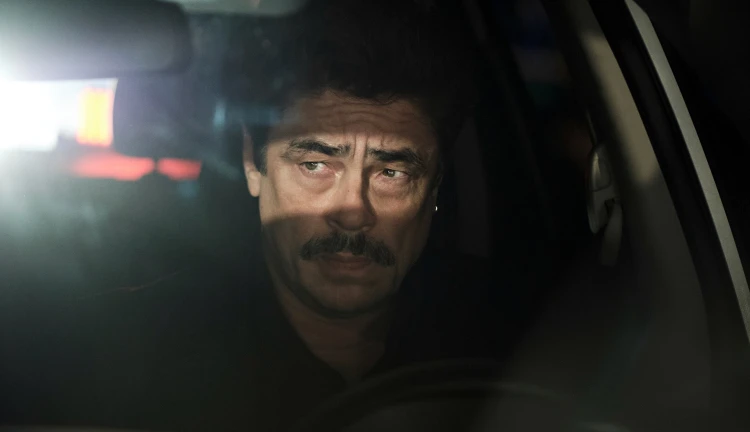 Benicio del Toro ve filmu Ještěr