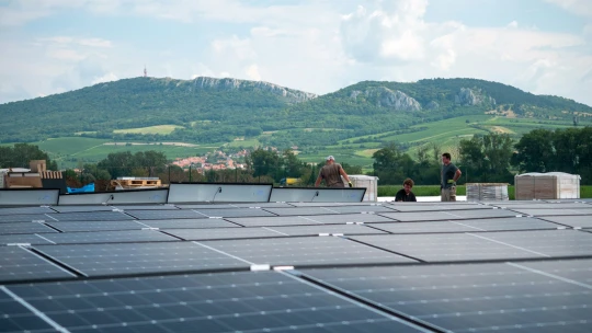 Evropští výrobci solárů v&nbsp;ohrožení. Drtí je čínská konkurence