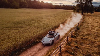 Porsche 911 Dakar nedává smysl. Dokud se neposadíte za jeho volant