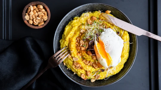 Příloha &#038; hlavní chod v&nbsp;jednom. Arašídová polenta v asijském duchu