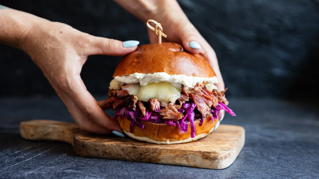 Burger po&nbsp;česku. Trhané uzené, křenová majo &amp; křupavé zelí v&nbsp;jednoduchém receptu