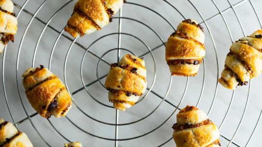 Křehké Rugelach. Židovské rohlíčky s domácím dýňovým džemem, pekany &#038; čokoládou