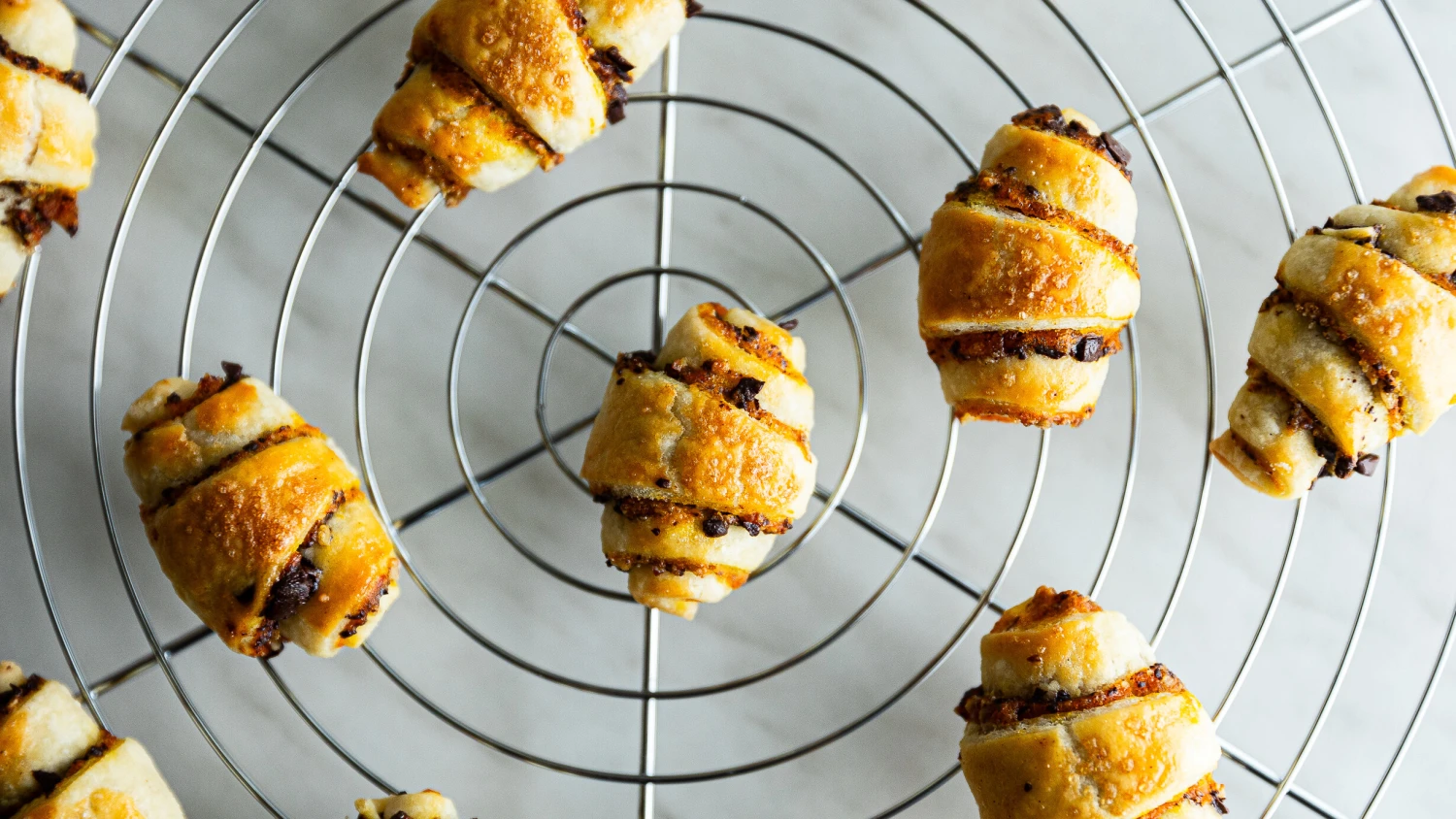 Křehké Rugelach. Židovské rohlíčky s domácím dýňovým džemem, pekany & čokoládou