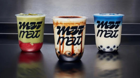 Nápoj, snack či&nbsp;dezert? Barevný fenomén bubble tea ovládl i Prahu