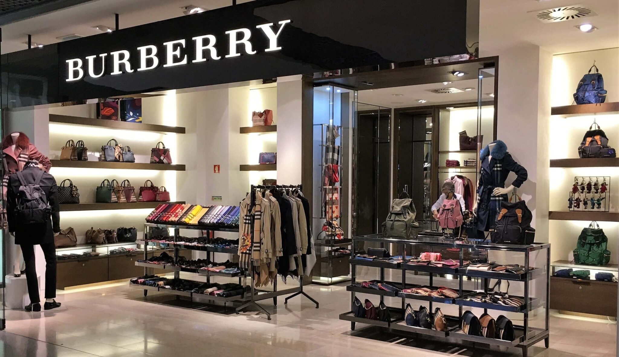 Zisk Burberry klesl téměř o pětinu. Tržby dosáhly 39 miliard korun