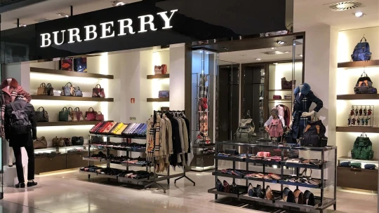 Zisk Burberry klesl téměř o&nbsp;pětinu. Tržby dosáhly 39 miliard korun