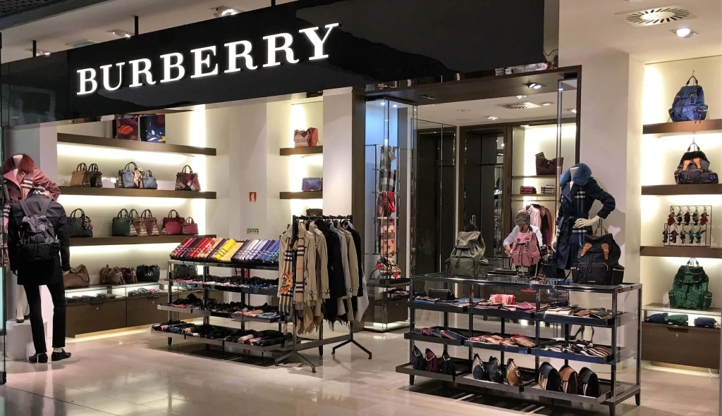 Zisk Burberry klesl téměř o&nbsp;pětinu. Tržby dosáhly 39 miliard korun