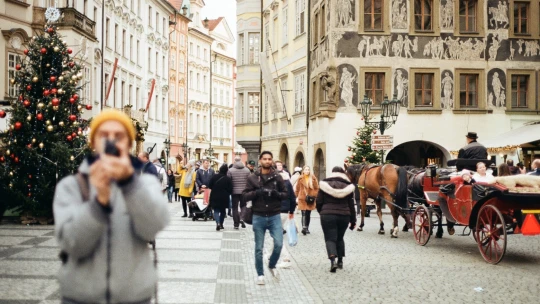 Opět plná Praha. Turisté přes svátky utratí o&nbsp;300 milionů víc než loni